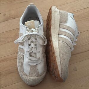 Adidas women’s tennis shoes size 9.5